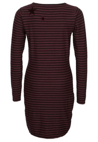 Pitkähihainen mekko, jossa vaakasuorat viininpunaiset ja mustat raidat. Yläselässä kaksi tähtikuvioista applikaatiota. Pehmeä, hyvin istuva ja polvipituinen.
