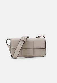 Calvin Klein - ICONIC PLAQUE CAMERA BAG XS UNISEX - Soma ar siksnu pāri ķermenim - atmosphere Miniatūras attēls 1