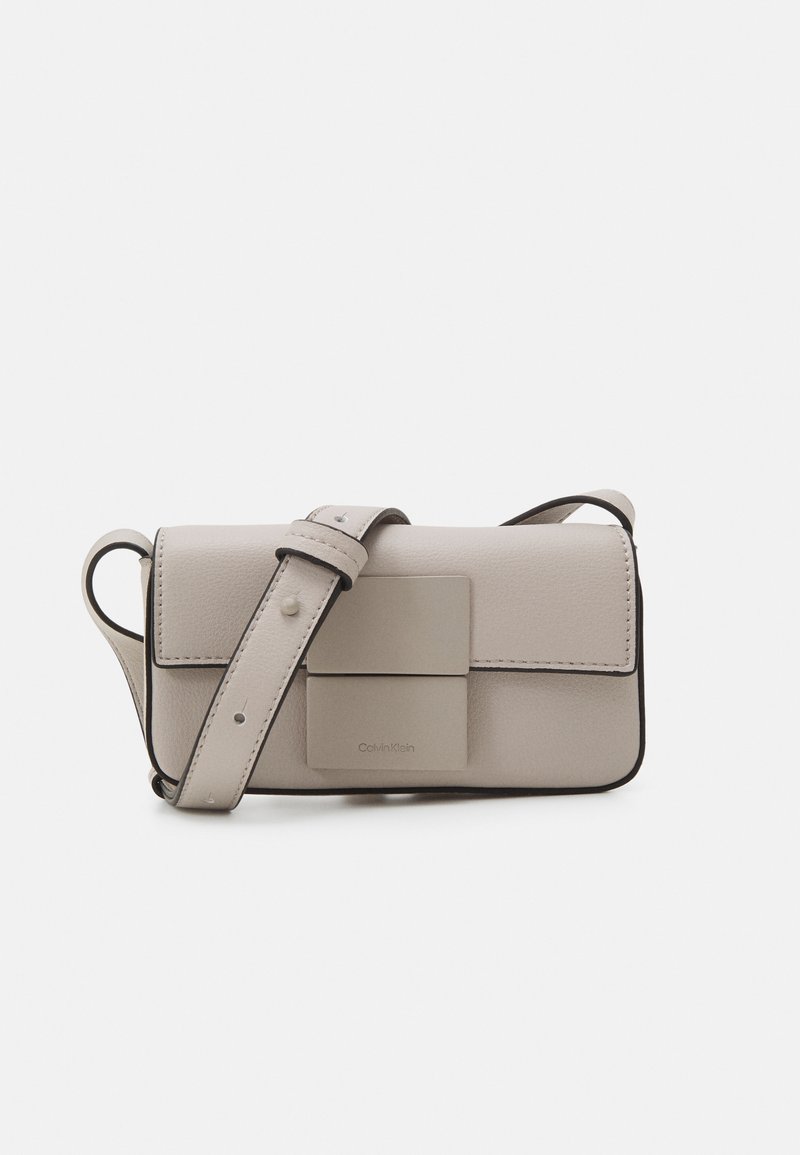 Calvin Klein - ICONIC PLAQUE CAMERA BAG XS UNISEX - Soma ar siksnu pāri ķermenim - atmosphere, Palielināt