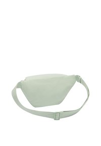Marsupio verde chiaro realizzato in tessuto morbido, caratterizzato da una cintura larga e regolabile e da un design elegante e angolare senza hardware visibile.