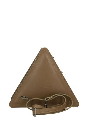 Borsa in pelle beige a forma di triangolo con superficie texturizzata, tracolla regolabile e dettagli in metallo argentato. Bordo liscio e design minimalista.