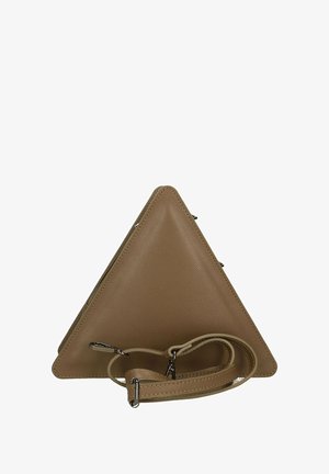 Sac en cuir beige en forme de triangle avec une surface texturée, une bandoulière réglable et des accents en métal argenté. Bords lisses et design minimal.
