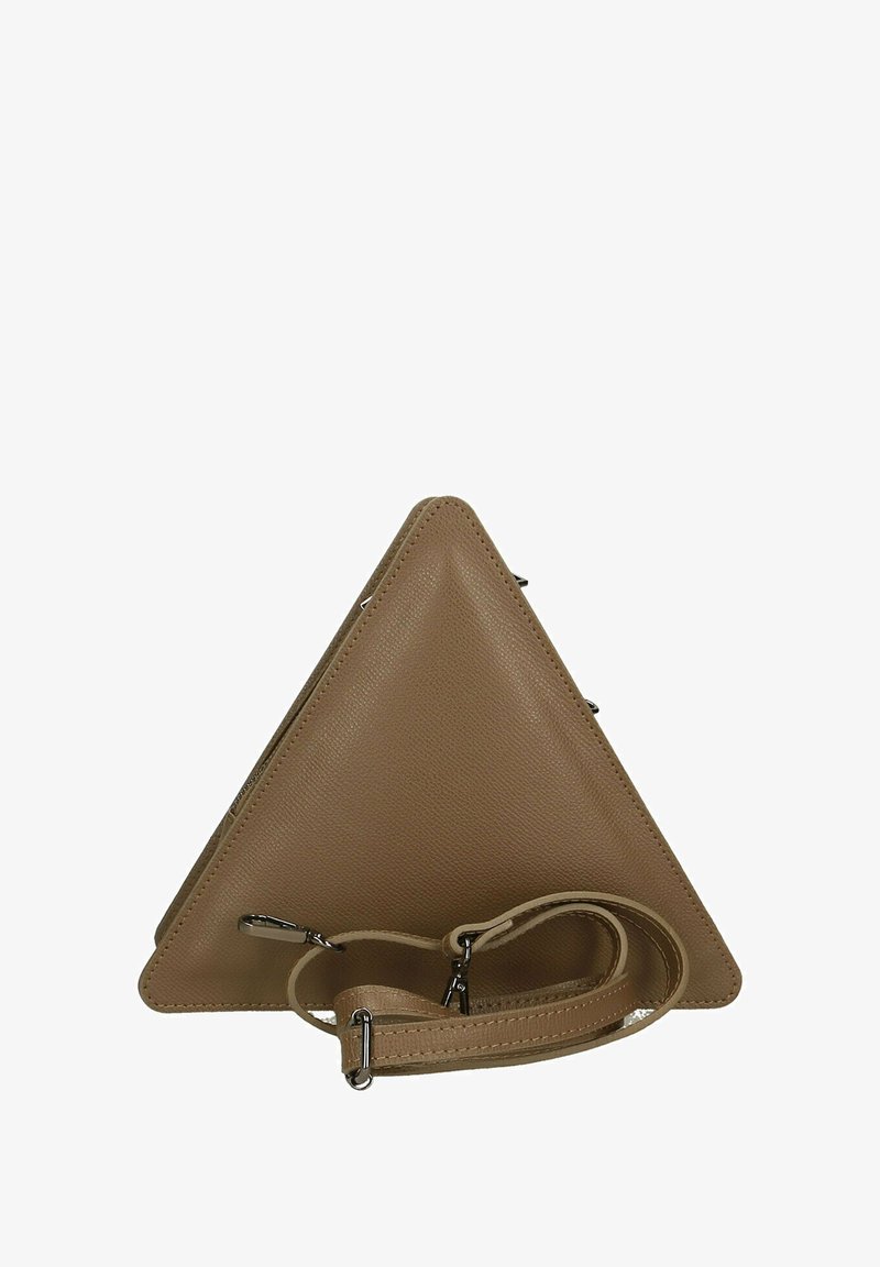 Sac en cuir beige en forme de triangle avec une surface texturée, une bandoulière réglable et des accents en métal argenté. Bords lisses et design minimal.