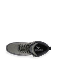 Zapatilla alta de color verde oliva con parte superior de cuero y textil, suela de goma negra gruesa, punta redonda y ojales metálicos para los cordones. Logotipo visible en el interior.