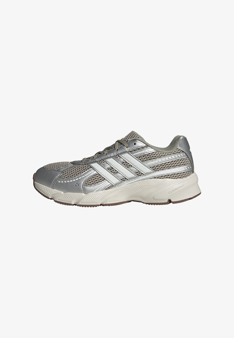 Srebrne mrežaste tenisice za trčanje sa sintetičkim detaljima, koje imaju tri bijele pruge, podstavljeni okovratnik i teksturiranu potplat za prianjanje.