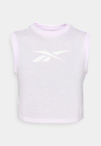 Biely crop top bez rukávov, z jemného materiálu, s svetlofialovým golierom. Na prednej strane sa nachádza výrazné biele logo.