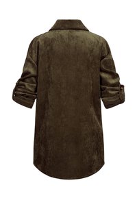 Olijfgroene corduroy blouse met een kraag, lange opgerolde mouwen en een licht gebogen zoom. Heeft een verticale geribbelde structuur.