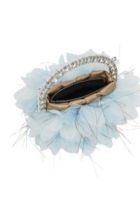 Borsa a tracolla floreale azzurro chiaro con materiale in tulle, manico impreziosito da cristalli e un interno beige a contrasto. Include dettagli colorati e raffinati.