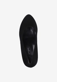 Czarne zamszowe czółenka w szpic z gładką teksturą i niskim przodem. Posiadają skórzaną wyściółkę oraz wewnętrzną metkę z logo.