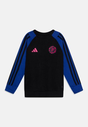 Sweatshirt noir à manches longues avec des manches raglan bleues, arborant un logo Adidas rose et un design circulaire sur la poitrine, avec trois rayures noires sur les manches.