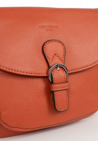 Borsa a mano in pelle arancione con una superficie liscia, dotata di una chiusura metallica, dettagli in cucitura e logo del marchio in rilievo.