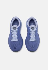 Under Armour CHARGED  - Cestná bežecká obuv - starlight/downpour gray/white