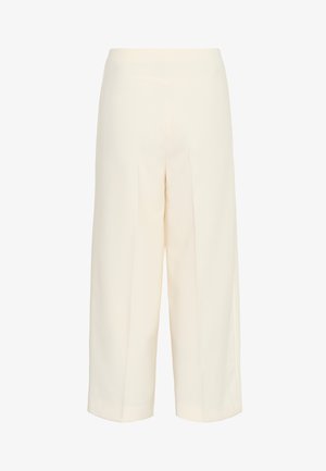 Hlače širokega kroja v kremni barvi z gladkim materialom, ki vključujejo sprednje nabore, elastičen pas in raven rob.