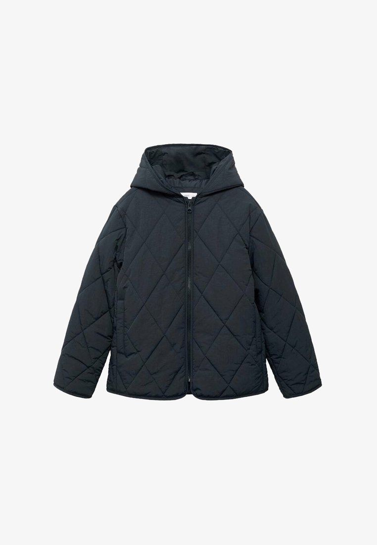 Chaqueta acolchada negra tipo puffer con capucha, cierre frontal de cremallera y costuras en forma de diamante. Ofrece una textura suave y un corte holgado.