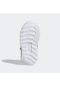 Bílá podešev tenisky s vlnkovaným vzorem, texturovaným vzorkem pro záběr a středovým výřezem pro flexibilitu.