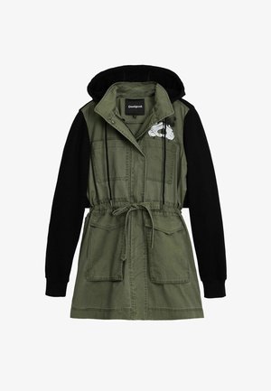 Chaqueta verde oliva con mangas negras, cintura con cordón, doble bolsillo y capucha. Presenta un gráfico blanco en el pecho.