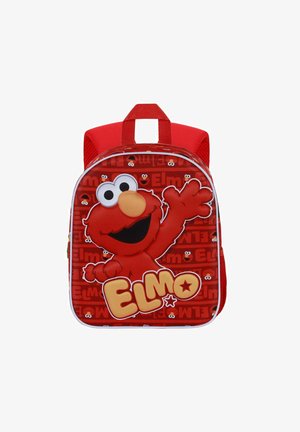Sac à dos rouge avec un grand graphisme d'Elmo, une texture lisse et une couleur vive, agrémenté de garniture blanche et de deux bretelles rouges.