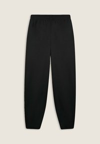 Pantalones de chándal negros hechos de un tejido suave con una cinturilla elástica y piernas ajustadas; presentan un diseño simple y liso sin bolsillos.