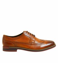 Brogue-stijl geklede schoen in gepolijst tan leer, met gedetailleerde perforaties, een ronde neus en een contrasterende donkere zool.