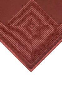 Eșarfă triungiulară roșie cu un model geometric de linii concentrice într-o nuanță mai deschisă de roșu. Logo subtil în centru. Textură moale.