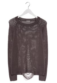 Pull en maille lâche gris foncé à manches longues avec col rond suspendu à un cintre blanc.