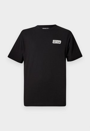 Must lühikeste varrukatega ümara kaelusega t-särk, millel vasakul rinnal väike valge "Versace Jeans Couture" logo.