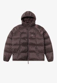 Doudoune marron avec capuche, présentant un design matelassé, une fermeture éclair et deux poches avant. Fabriquée dans un tissu lisse et brillant.