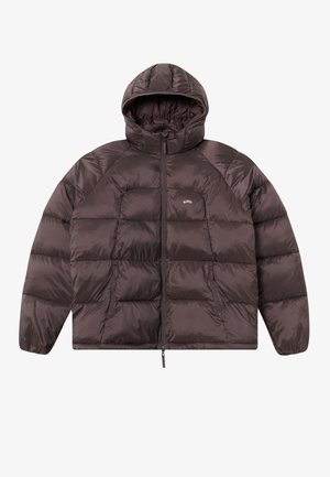 Ruskea puffatakki hupulla, jossa on tikattu muotoilu, vetoketjukiinnitys ja kaksi etutaskua. Valmistettu kiiltävästä ja sileästä kankaasta.