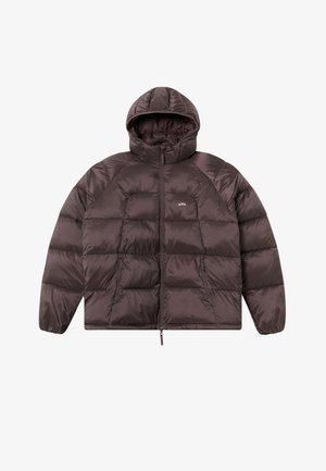 Braune Daunenjacke mit Kapuze, versehen mit einem gesteppeten Design, Reißverschluss und zwei Fronttaschen. Hergestellt aus einem glänzenden, glatten Stoff.