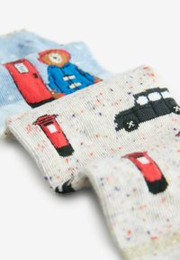 Pestré vzorované ponožky se motivy medvěda, červených schránek a retro automobilů na žíhaném bílém pozadí. Měkký materiál.