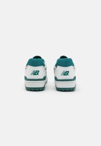 Baskets blanches avec des accents turquoise, dessus en cuir lisse, col rembourré et semelle en caoutchouc texturée. Présentent le logo "NB" sur le talon.