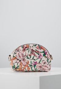Sac bandoulière fleuri avec un fond crème. Présente des fleurs roses et orange et des feuilles vertes, accentué par des matériaux dorés et une forme arrondie.
