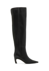 Botas de cuero negras hasta la rodilla con punta afilada y un tacón curvado de altura media. Textura suave con detalles de costura mínimos.