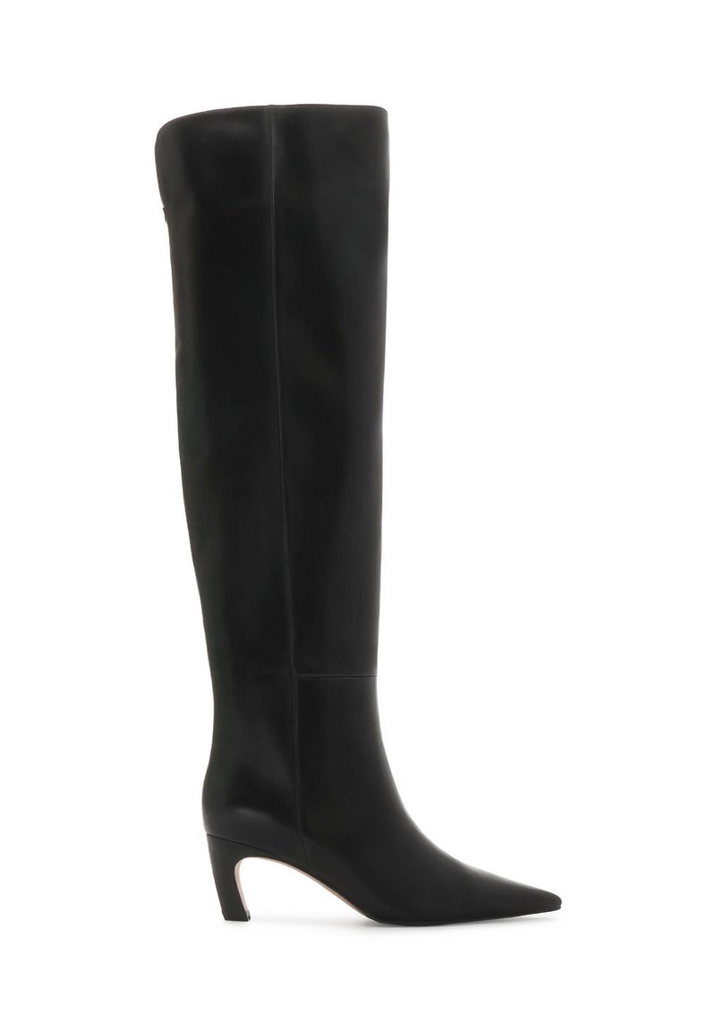 Botas de cuero negras hasta la rodilla con punta afilada y un tacón curvado de altura media. Textura suave con detalles de costura mínimos.