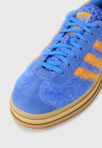 adidas Originals GAZELLE BOLD - Športni copati - blue/bright orange/gold-coloured