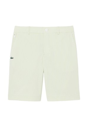 Pantaloncini da uomo a righe verticali verde chiaro e bianche con chiusura a bottone, passanti per cintura, tasca laterale con zip e piccolo logo di coccodrillo ricamato sulla gamba sinistra.