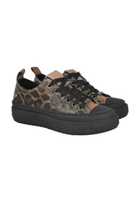 Zapatillas bajas con parte superior de estampado de leopardo, suela de goma negra gruesa, cordones negros y lengüeta color tostado con detalle del logo, inclinadas a la izquierda sobre un fondo blanco.