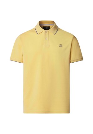 Gelbes Polohemd mit kurzen Ärmeln, einem Kragen, zwei Knöpfen, dünner schwarzer Umrandung am Kragen und den Ärmeln sowie einem kleinen Logo auf der linken Brust.