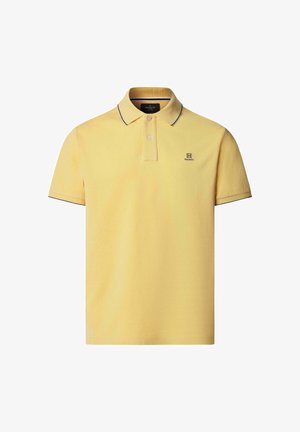 Żółta koszulka polo z krótkim rękawem, z kołnierzykiem, dwoma guzikami, cienkim czarnym wykończeniem na kołnierzyku i rękawach oraz małym logo na lewym przedzie.