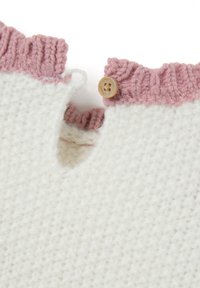 Strickkleidung mit einem weißen Körper und einem pinken gerippten Kragen. Verfügt über eine kleine Schlüssellochöffnung und einen Holzknopf-Akzent. Weiche Textur.