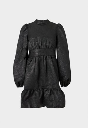 Robe noire texturée avec un col haut, des manches bouffantes et une taille cintrée. Caractérisée par un ourlet évasé pour plus de volume.