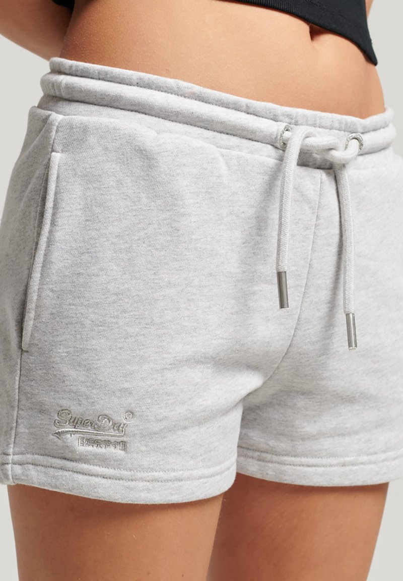 Pantalones cortos de algodón gris con cintura elástica, cierre de cordón y bolsillos laterales. Presenta detalle del logo de la marca cosido en el dobladillo.