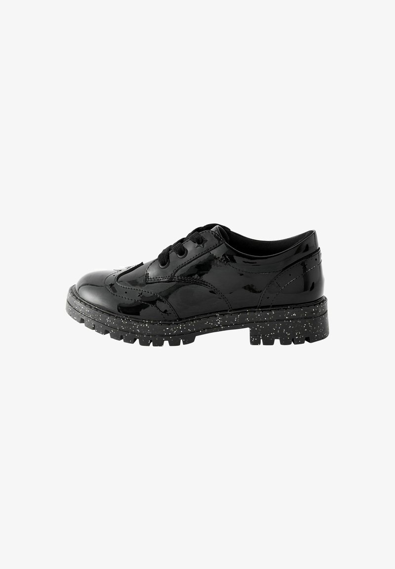 Zwarte gepatineerde leren schoenen met een ronde neus, vetersluiting en een gespikkelde zwart-witte chunky zool. Voorzien van decoratieve stiksels.