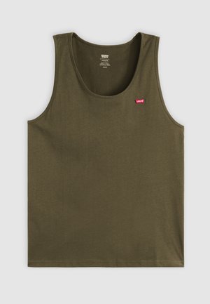 Olivengroene tanktop van zachte stof, met een ronde hals en een klein rood logo aan de bovenkant aan de linkerzijde. Eenvoudig ontwerp, zonder patronen of accenten.