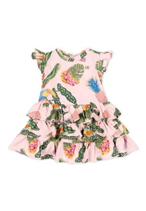 Roze peuterjurk met geplooide lagen, korte mouwen en een kleurrijke tropische print van bladeren, ananassen en toekans.