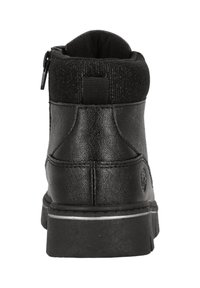Botín negro hasta el tobillo con un upper de cuero texturizado, cuello acolchado, cremallera trasera y suela de goma con una línea de acento plateada.
