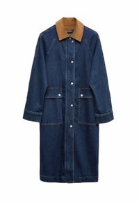 Kurtka dżinsowa z brązowym kołnierzem z korduru, dwoma przednimi kieszeniami, zapięciem na guziki i długości do kolan. Materiał jest miękki w dotyku.