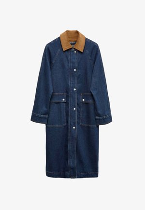 Chaqueta de denim con un cuello de pana marrón, dos bolsillos frontales, cierre de botones y un diseño hasta la rodilla. El material es suave al tacto.