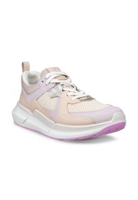 Lichtroze en beige sneaker met bovenwerk van mesh, witte veters, dikke witte zool en lichtpaarse buitenzool, getoond onder een voorzij-aanzicht.