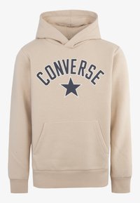 Sudadera con capucha beige hecha de tejido suave, que presenta un bolsillo frontal y un logo de "CONVERSE" en color marino con una estrella debajo.